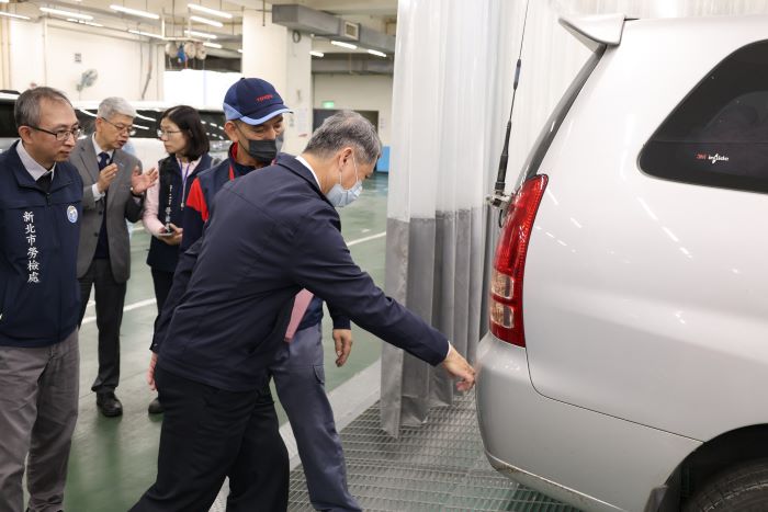 鎖定高風險產業 新北勞工局春安勞檢今上路 36 《圖說》陳瑞嘉局長在副總經理陳浩立的陪同下,瞭解汽車修護整體作業SOP,也關懷勞工使用防護用具情形,左一為新北市勞檢處長林澤州。〈勞工局提供〉