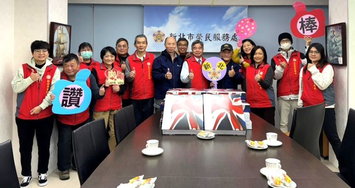 致贈新北榮民眷保暖毛毯 領士班校友總會寒冬送暖 47 《圖說》領士班校友總會致贈愛心物資毛毯一批,與榮服處同仁合照。〈新北榮服處提供〉