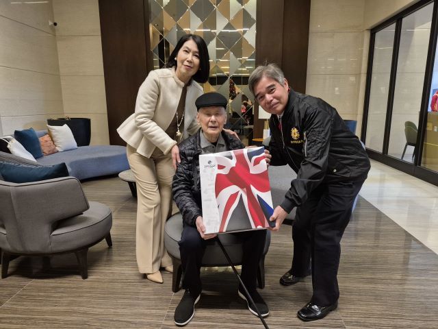 致贈新北榮民眷保暖毛毯 領士班校友總會寒冬送暖 48 《圖說》林振生處長(右)代表致贈保暖毛毯予百歲榮民饒爺爺。〈新北榮服處提供〉