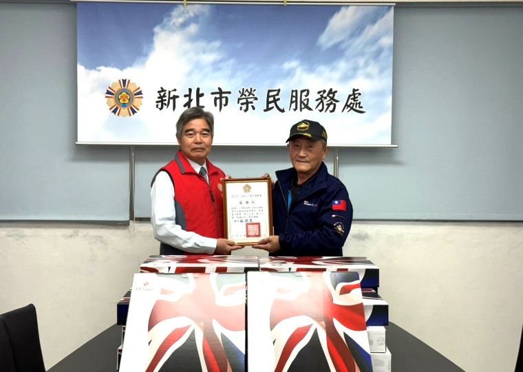 致贈新北榮民眷保暖毛毯 領士班校友總會寒冬送暖 46 《圖說》領士班校友總會〉理事長吳孟陵〈右〉代表致贈保暖毛毯一批,由林振生處長回贈感謝狀。〈新北榮服處提供〉