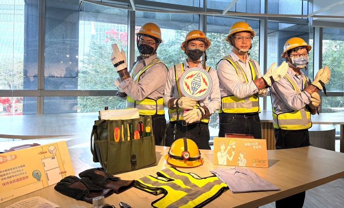 服務進家門安心不孤單 新北多元服務守護獨居長者 10 《圖說》台電人員透過用電安全宣導與燈泡汰換服務守護獨居長輩。〈台電北南區提供〉