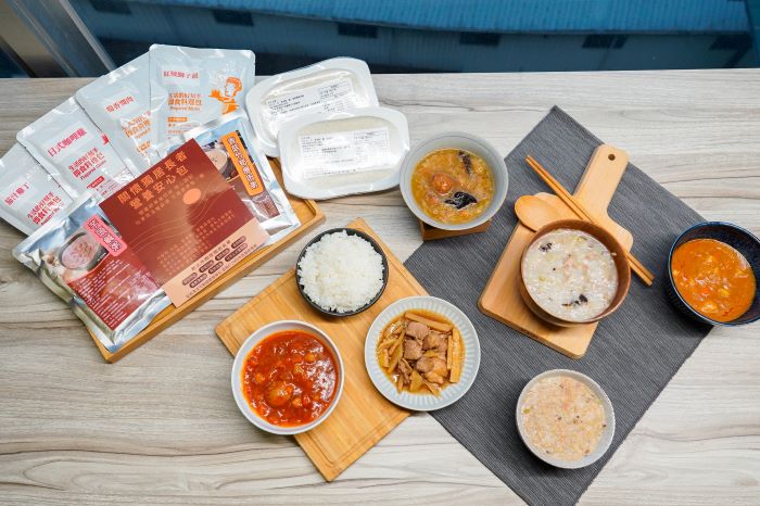 服務進家門安心不孤單 新北多元服務守護獨居長者 12 《圖說》「關懷獨居長者營養安心包」內含筍香燜肉、日式咖哩雞、紅燒獅子頭、茄汁雞丁四款美味調理包及芋頭鹹粥、香菇竹筍瘦肉粥和2盒白飯。〈社會局提供〉