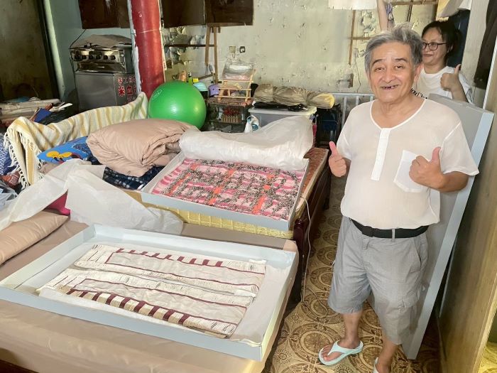 從部落走向國際 新北泰博館榮獲全國雙料「優等」獎 21 《圖說》泰博館製作無酸保存盒,協助提升耆老家中泰雅族貝珠長衣保存環境。〈原民局提供〉