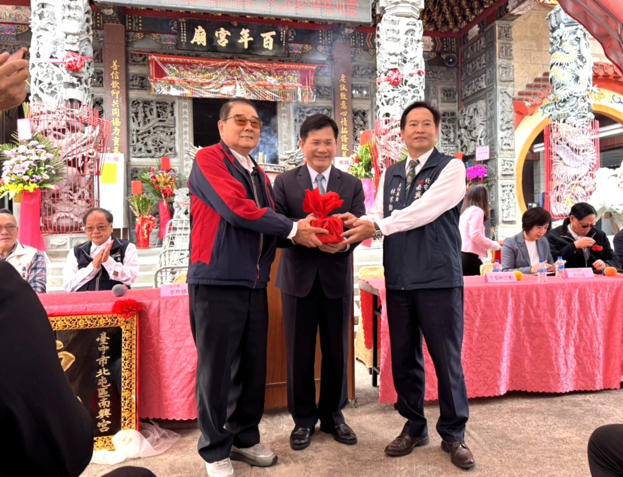 守護地方逾200年! 台中南興宮新舊主委交接展新篇章 民政局長祝福宮務昌隆 守護地方逾200年! 台中南興宮新舊主委交接展新篇章 民政局長祝福宮務昌隆