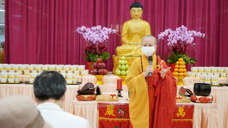 擇善寺臘八節寒冬送暖 臺北醫院飄粥香 31 《圖說》續精神相互呼應,以星雲大師題寫春聯的八個字祝願大家「和諧共生、馬到成功」。〈臺北醫院提供〉