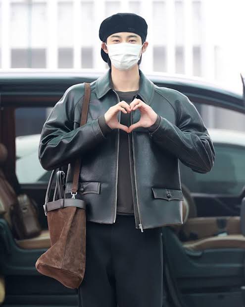 台灣國民老公許光漢現身米蘭服裝秀引爆話題 灰調 Prada 造型詮釋極簡紳士魅力 台灣國民老公許光漢現身米蘭服裝秀引爆話題 灰調 Prada 造型詮釋極簡紳士魅力