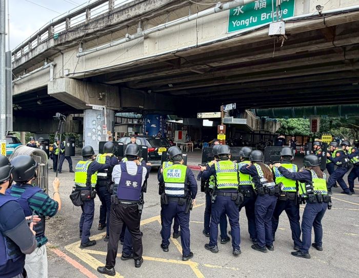 永和警科技攔截圍捕演練 展現勤訓精練成果 30 《圖說》永和警局「攔截圍捕演練」封鎖周邊道路,逐步縮小包圍範圍。〈永和分局提供〉