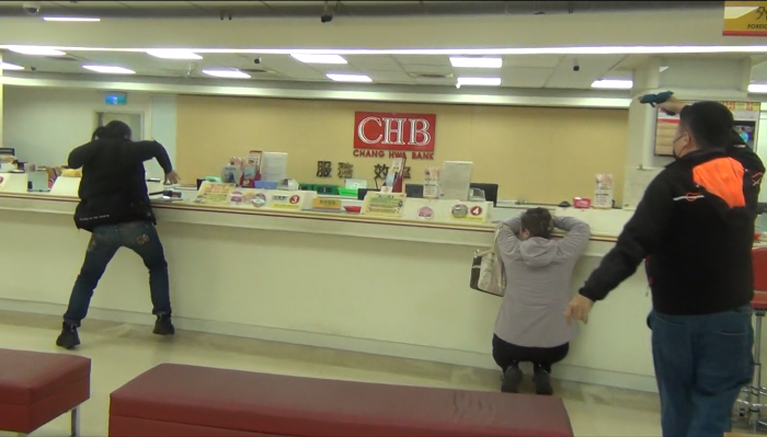 中和防搶演練空拍圍捕唾液毒品快篩 情境逼真震撼 12 《圖說》中和警與轄內金融機構「攔截圍捕演練」,演練情境逼真震撼。〈中和分局提供〉