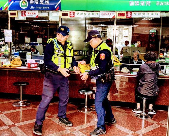 永和警科技攔截圍捕演練 展現勤訓精練成果 29 《圖說》永和警局「攔截圍捕演練」模擬歹徒持械搶劫郵局後逃逸情境。〈永和分局提供〉