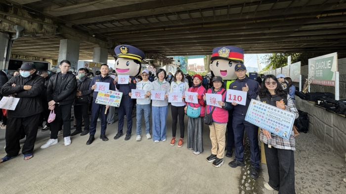 公共場所如何保障自身安全 中和警結合捐血活動教撇步 26 《圖說》 秀山派出所員警宣導遇到危險時的應對四原則:1、跑。2、躲。3、戰。4、報警,保障自身安全。〈中和分局提供〉