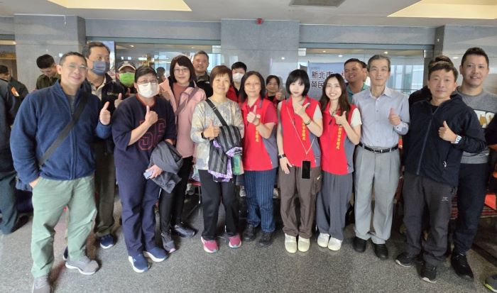 新北暖冬就博會初媒合達53.3% 榮服處設服務台協助 23 《圖說》新北市榮服處服務組組長王玟琳(中)到場鼓勵同仁,並與工作人員及求職退伍官兵合影。〈新北榮服處提供〉