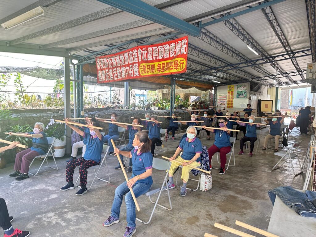 星耀推行永續社區 百場公益行動串起偏鄉最美風景 星耀精準對接高齡社區需求,開辦涵蓋知識健康講座、律動健身、休閒手作等多元學習課程。(星耀能源提供)