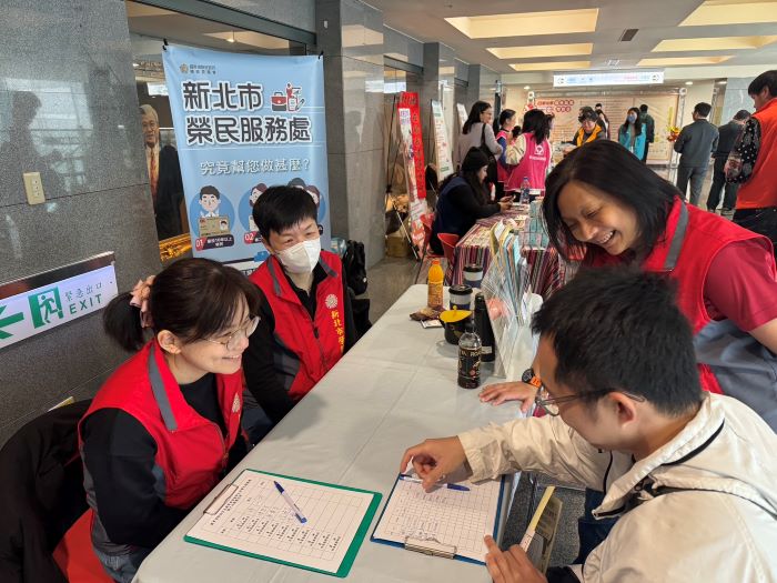 新北暖冬就博會初媒合達53.3% 榮服處設服務台協助 24 《圖說》新北市榮服處就業站團隊於暖冬就博會現場設置服務台,提供退除役官兵(眷)一對一就業諮詢與職缺媒合,現場洽詢踴躍、互動熱絡。〈新北榮服處提供〉