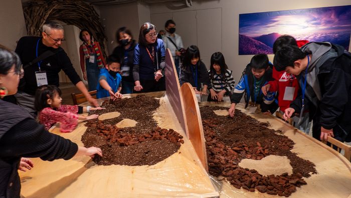 引領親子找回內在自然 宗博兒童館《靈性回歸》特展登場 30 《圖說》「大地創造所」展區,透過泥土與自然素材的捏塑,貴賓與孩子都玩得很開心。〈宗博館提供〉