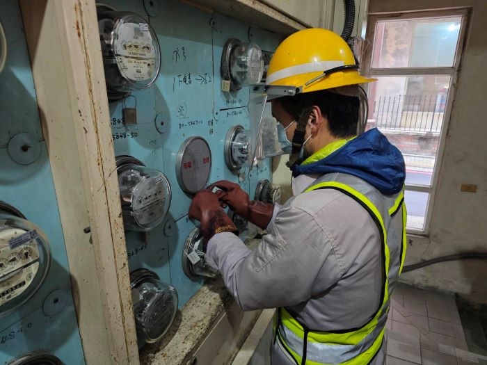 住宅區養生館變色情場所 新北市府鐵腕斷水電 23 《圖說》市府公安小組強制斷水電。〈土城分局提供〉