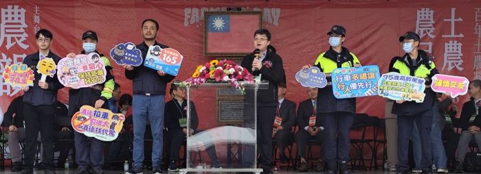 農會歡慶農民節 土城警犯罪預防宣導安心過好年 6 《圖說》土城分局防竊盜、反詐騙與反毒駕宣導,提醒民眾注意隨身財物、防範扒竊,並加強反詐騙觀。〈土城分局提供〉