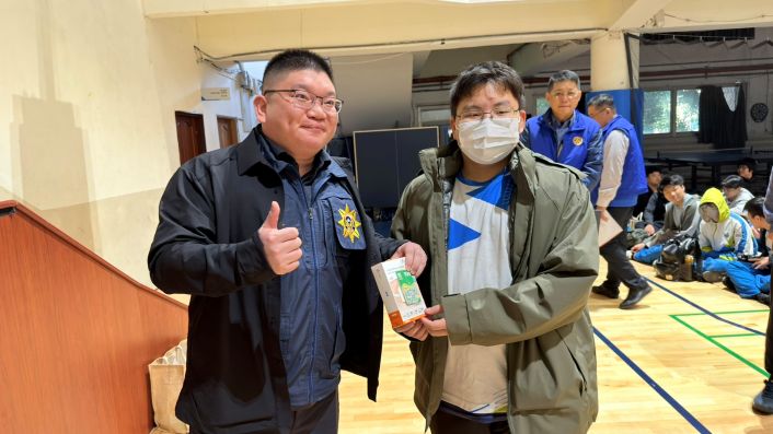 前進校園宣導識詐反毒 土城警讓學子青春不踩雷 12 《圖說》現場發放反詐騙、反毒相關文宣資料及精美宣導品,加深參與者對犯罪預防重點的印象〈土城分局提供〉