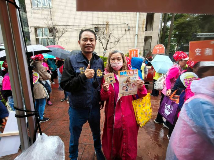 農會歡慶農民節 土城警犯罪預防宣導安心過好年 8 《圖說》民眾開心與員警合影。〈土城分局提供〉