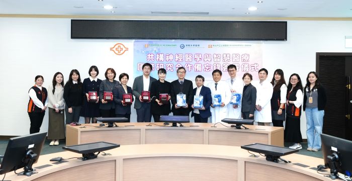 共構國際研究夥伴關係 土城醫院與林口長庚攜手韓國漢陽大學醫院簽MOU 40 《圖說》土城醫院與林口長庚攜手韓國漢陽大學醫院簽署合作備忘錄,共構神經科學與智慧醫療國際研究夥伴關係。〈土城醫院提供〉