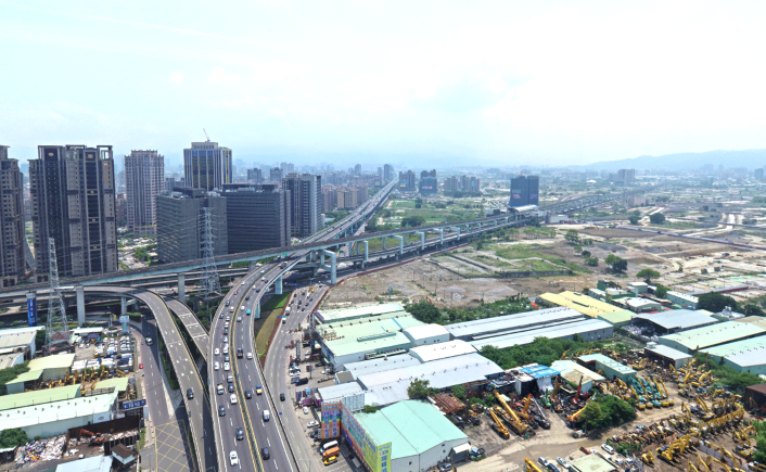 新北都委會審議通過擴大楓江都市計畫 73 《圖說》五股交流道附近空拍圖。〈城鄉局提供〉