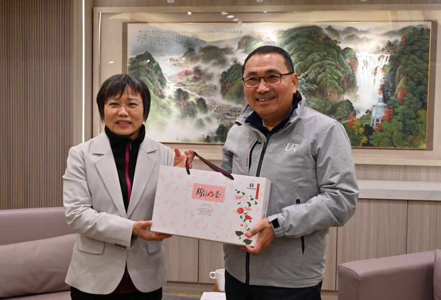 內政部拜會新北 侯:配合中央政策 攜手推動社會住宅 5 《圖說》侯友宜市長致贈內政部長劉世芳新北好茶。〈城鄉局提供〉