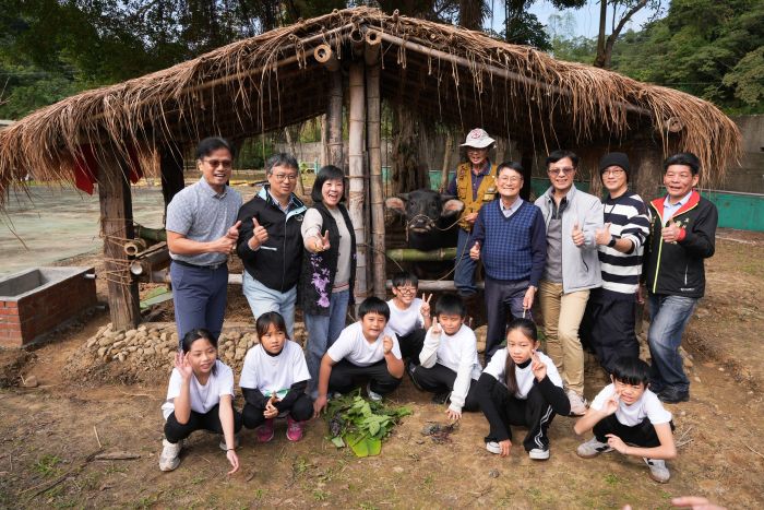 社規師齊心營造宜居城鄉 新北15案社區改造成果亮麗 14 《圖說》陳純敬副市長、城鄉局長黃國峰與貢寮國小師生及實作成果合影。〈城鄉局提供〉