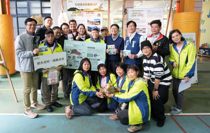 社規師齊心營造宜居城鄉 新北15案社區改造成果亮麗 13 《圖說》陳純敬副市長及城鄉局黃國峰局長與社區團隊合影留念。〈城鄉局提供〉