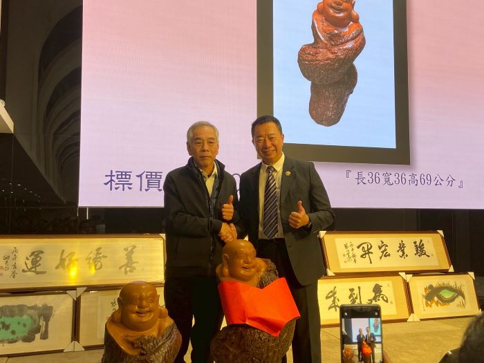 基隆榮服處寒冬送暖餐會 政商善心齊聚關懷榮民遺孤 25 《圖說》億銀開發建設股份有限公司顏有清董事長(左),認捐收藏木雕家謝洧銘大師所襄贊的「彌勒佛」像。〈基隆榮服處提供〉