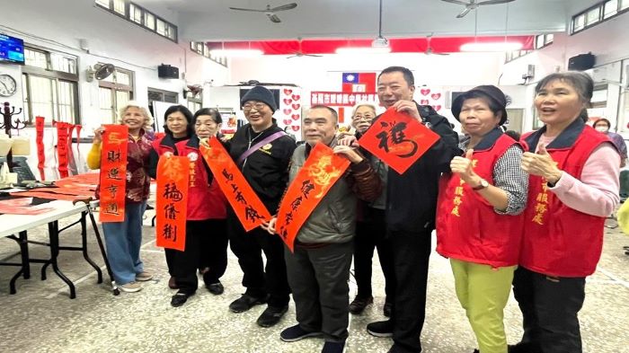 《圖說》基隆市榮服處長方正(右三)和暖暖區服務組長(左四)江有維及榮欣志工與現場榮民眷春聯揮毫同樂。〈基隆榮服處提供〉