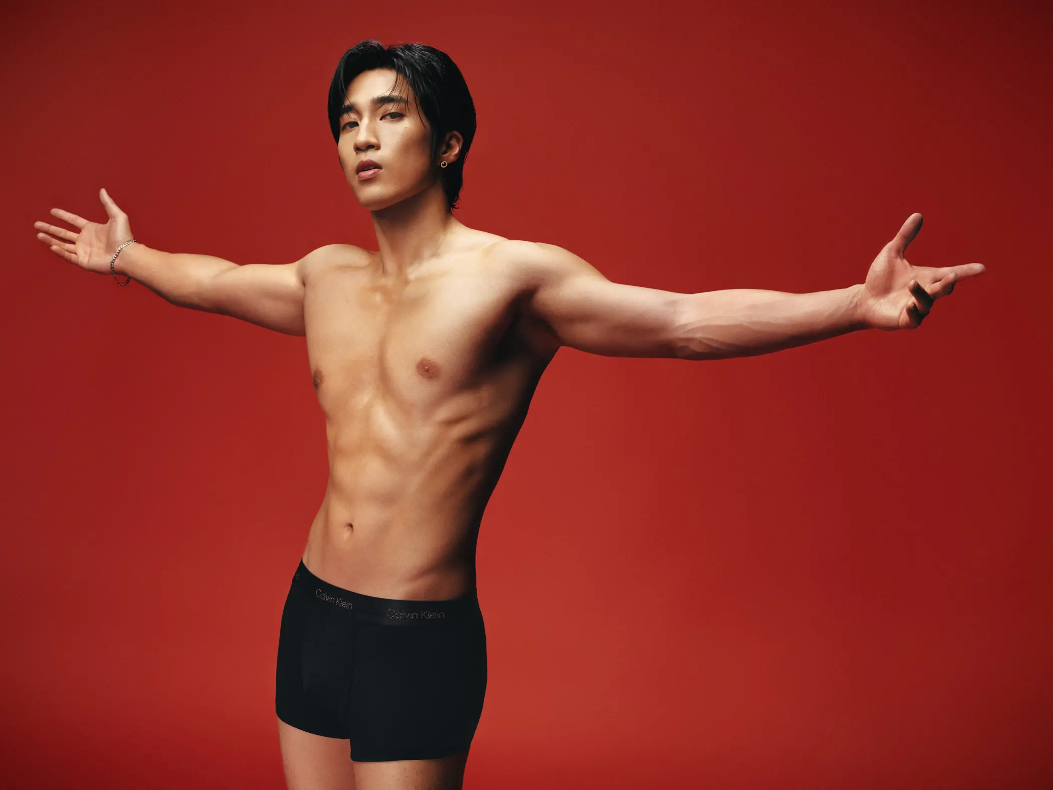 婁峻碩開春「紅」運當頭 裸身躍馬展現性感體魄 婁峻碩開春「紅」運當頭 裸身躍馬展現性感體魄