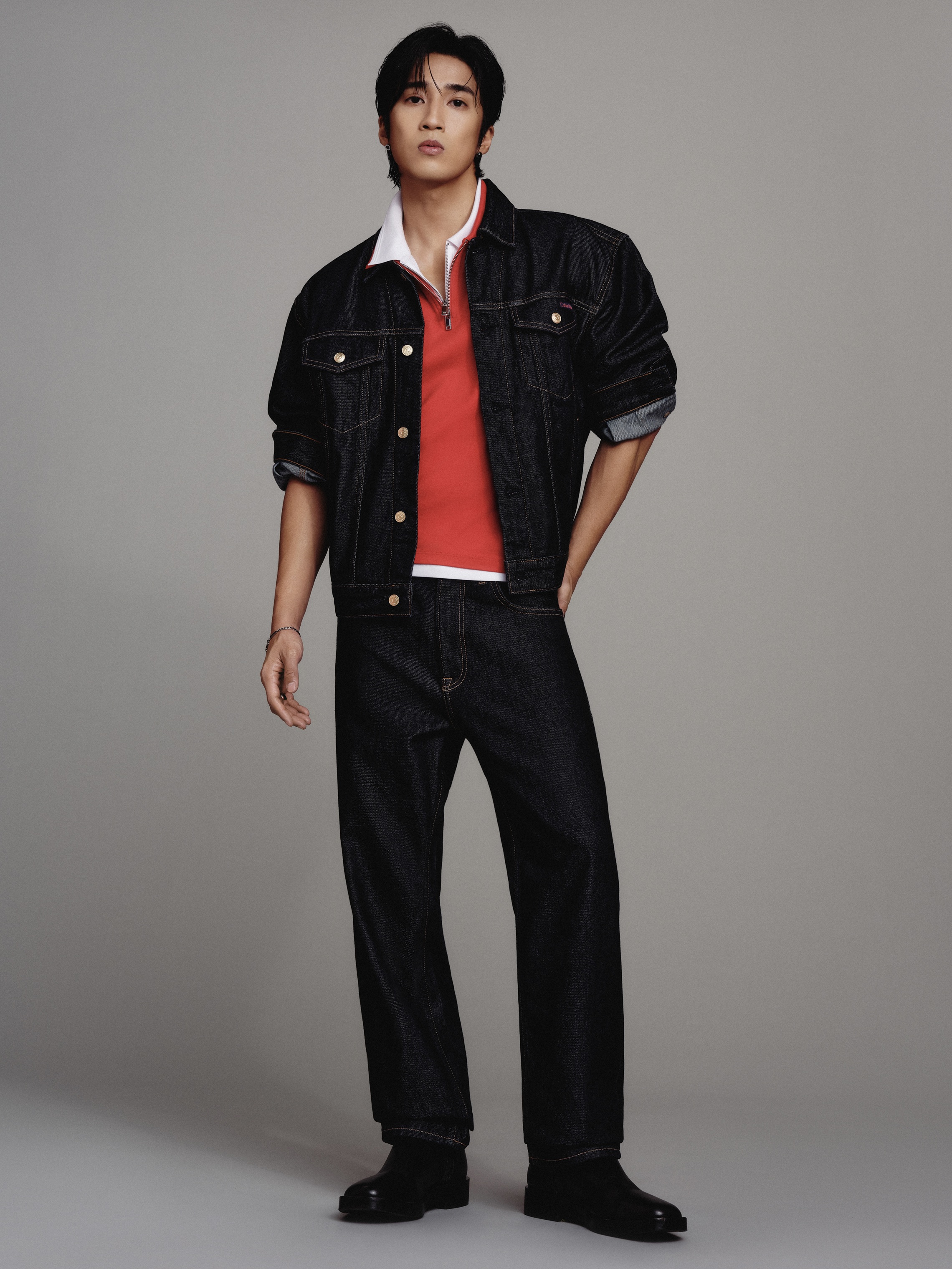 婁峻碩開春「紅」運當頭 裸身躍馬展現性感體魄 婁峻碩開春「紅」運當頭 裸身躍馬展現性感體魄