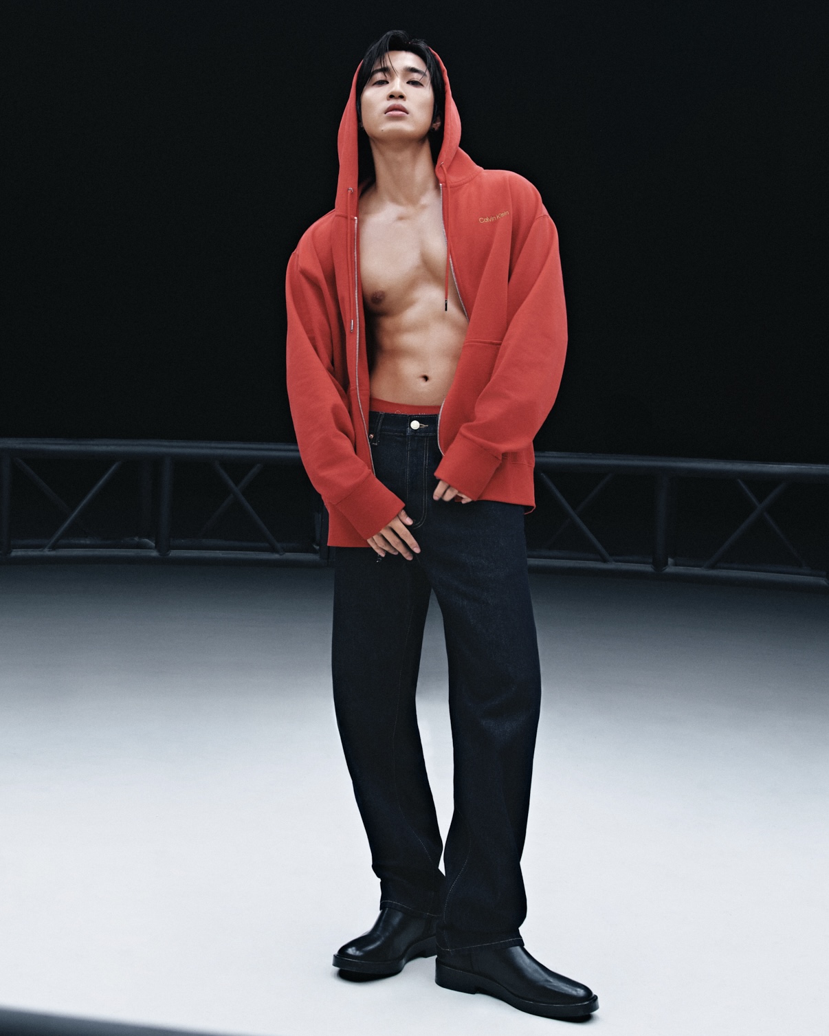 婁峻碩開春「紅」運當頭 裸身躍馬展現性感體魄 婁峻碩開春「紅」運當頭 裸身躍馬展現性感體魄