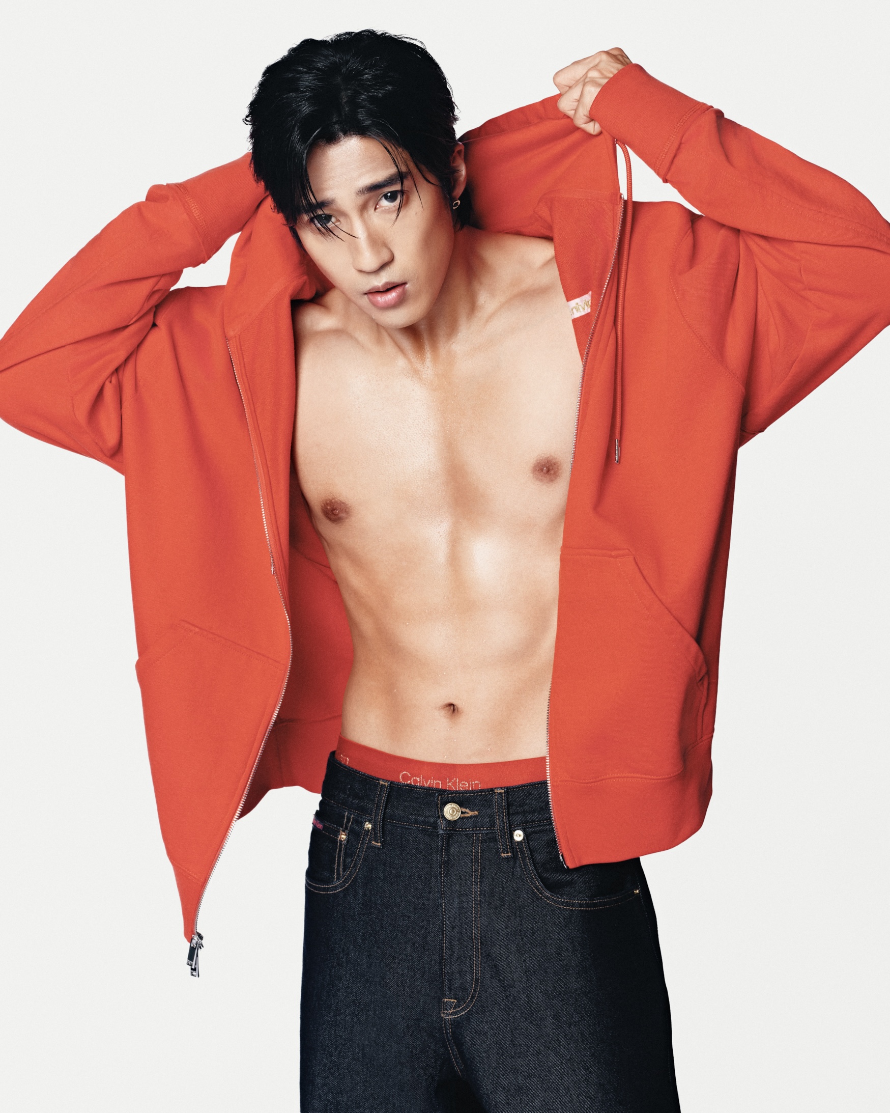 婁峻碩開春「紅」運當頭 裸身躍馬展現性感體魄 婁峻碩開春「紅」運當頭 裸身躍馬展現性感體魄