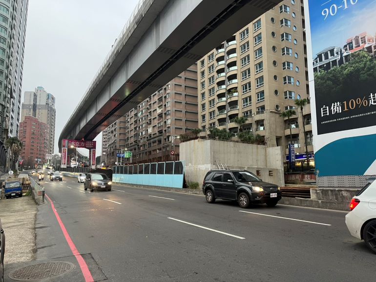 淡北道路1/8起高架橋吊裝 部分路段夜間封閉 24 《圖說》淡金路將於1月8日至3月15日不定期夜間施工,往台北方向請用路人改道行駛坪頂路或中正東路。〈工務局提供〉