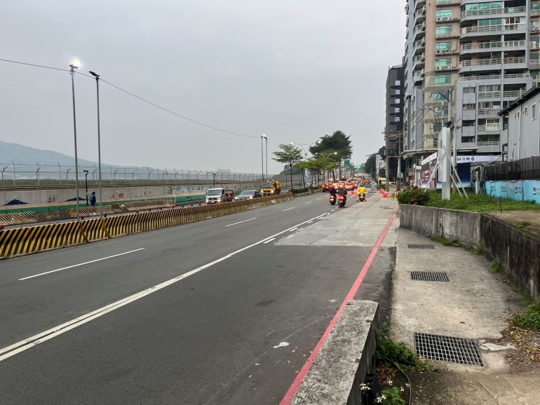 淡北道路1/8起高架橋吊裝 部分路段夜間封閉 26 《圖說》中正東路一段預計於2月6日至3月15日期間配合夜間施工封閉,請用路人改道行駛坪頂路。〈工務局提供〉