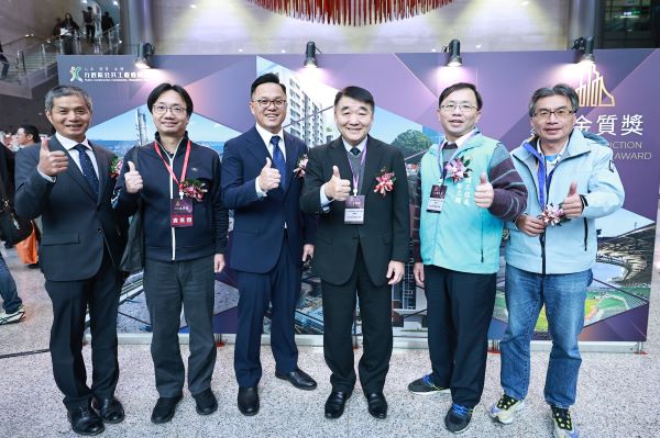 勇奪12座公共工程金質獎 新北六都第一 27 《圖說》新北市政府工務局長馮兆麟(右三)率隊參加金質獎頒獎典禮,新工處副處長陳世杰(右起)、養工處長鄭立輝、養工處副總工程司黃裕智、採購處副處長周志忠及工班職人蕭柏輝均出席。〈工務局提供〉