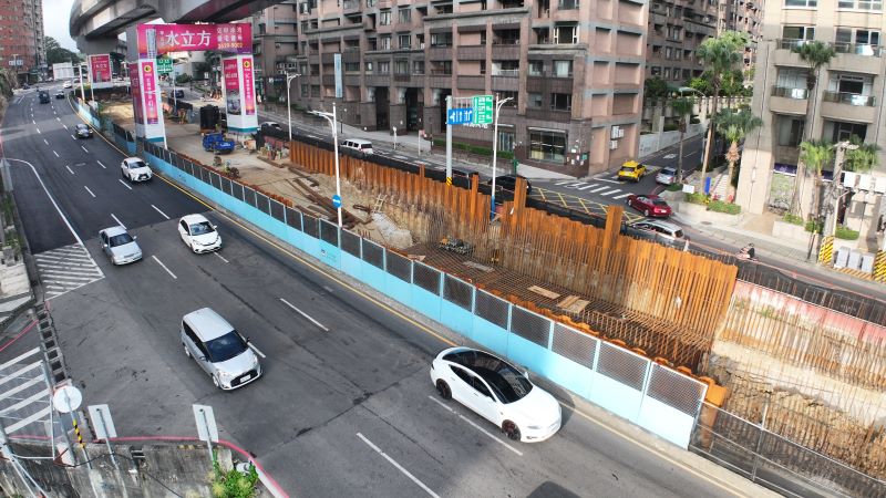 淡北道路1/8起高架橋吊裝 部分路段夜間封閉 25 《圖說》淡北道路進行高架橋鋼構吊裝作業,1月8日起夜間封閉淡金路與中正東路交叉口至坪頂路口(往台北方向)部分路段。〈工務局提供〉