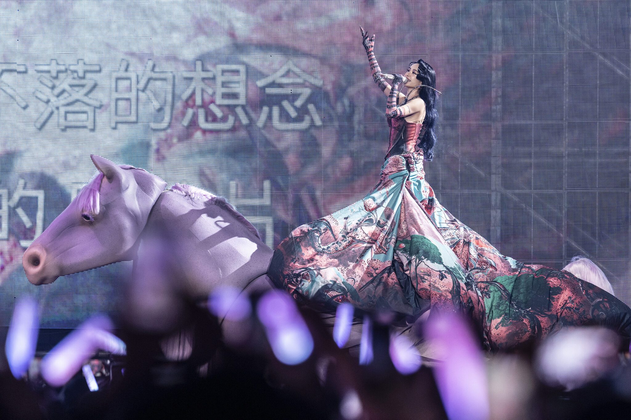 JOLIN 蔡依林駕馭「彩翼飛馬」吟唱愛之樂章 尋真愛敲響2025倒數序曲 JOLIN 蔡依林駕馭「彩翼飛馬」吟唱愛之樂章 尋真愛敲響2025倒數序曲