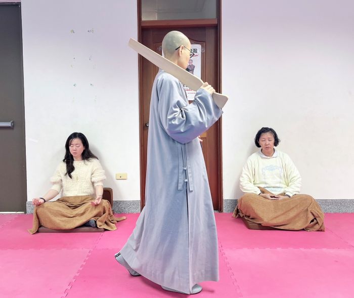 學習佛教正規禪修 覺行弘法協會一日學習營同霑法益 8 《圖說》設有板手協助參禪者提起正念。〈主辦單位提供〉
