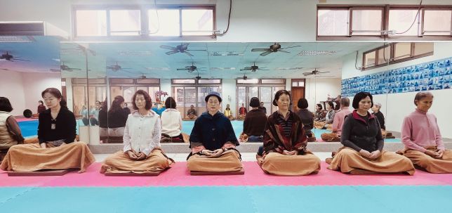 學習佛教正規禪修 覺行弘法協會一日學習營同霑法益 7 《圖說》禪修大法一日學習營六炷香中坐禪。〈主辦單位提供〉