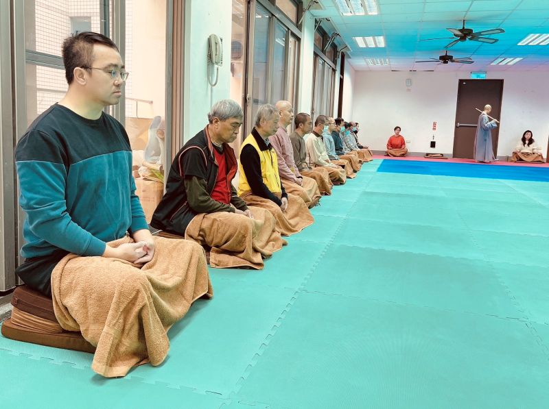 學習佛教正規禪修 覺行弘法協會一日學習營同霑法益 9 《圖說》六炷香中坐禪與跑香並行,全程禁語,並設有板手協助參禪者提起正念。〈主辦單位提供〉