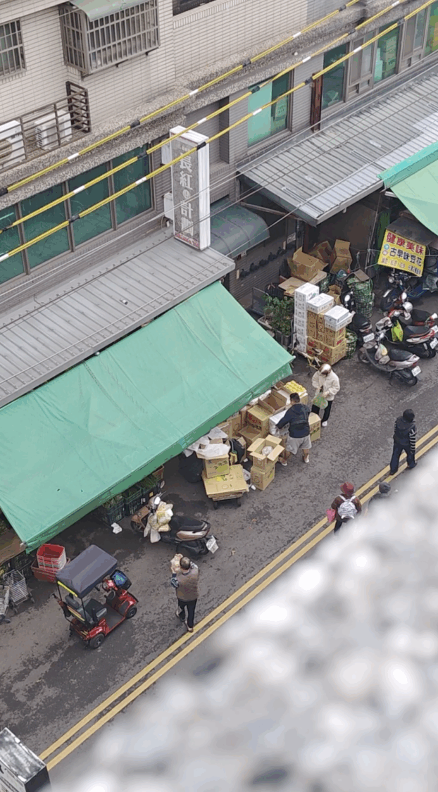 果菜攤「大聲公」清晨叫賣、佔用馬路遭開罰77次 住戶抱怨「投訴無果」 果菜攤「大聲公」清晨叫賣、佔用馬路遭開罰77次 住戶抱怨「投訴無果」
