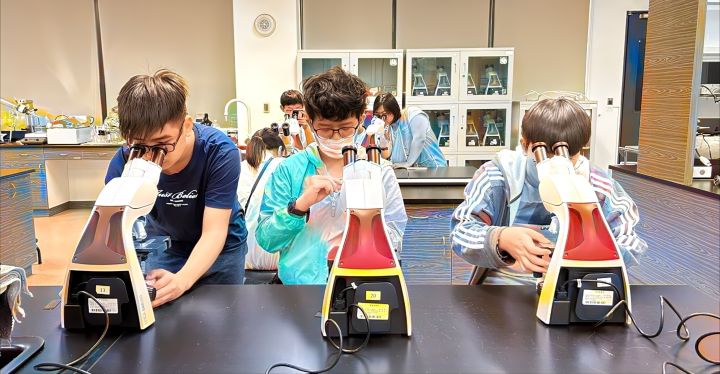 新北攜手25校打造「一日大學生」寒假跨域營隊 17 《圖說》馬偕醫學大學眼底視網膜影像與人工智慧營隊。〈教育局提供〉