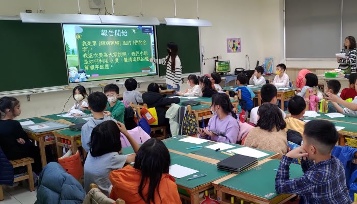 新北「FUN寒假任務」 陪孩子邊玩邊學 13 《圖說》教師引導學生使用因材網e度陪有學生自主學習的能力。〈教育局提供〉