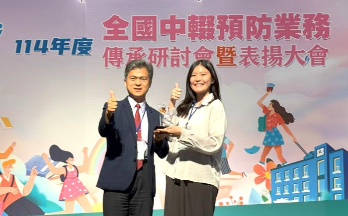 《圖說》彭富源署長頒發績優人員：劉可微社工師。〈教育局提供〉