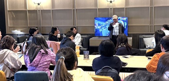 AI × 社區 × 教育 新北引領數位走讀課程新趨勢 10 《圖說》八里文教基金會顧問李文進為所有AI教育豐年季的名師們介紹八里的特色與歷史。〈教育局提供〉