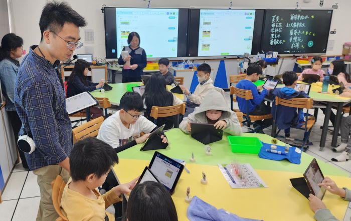 新北「FUN寒假任務」 陪孩子邊玩邊學 12 《圖說》自然科使用學習平台紀錄實驗歷程。〈教育局提供〉