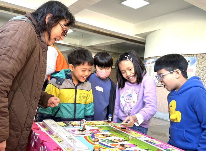 扎根本土教育 新北推動母語扎根96校、10師獲表揚 21 《圖說》客語趣味化生活趣味桌遊,讓孩子自信開口說客語。〈教育局提供〉