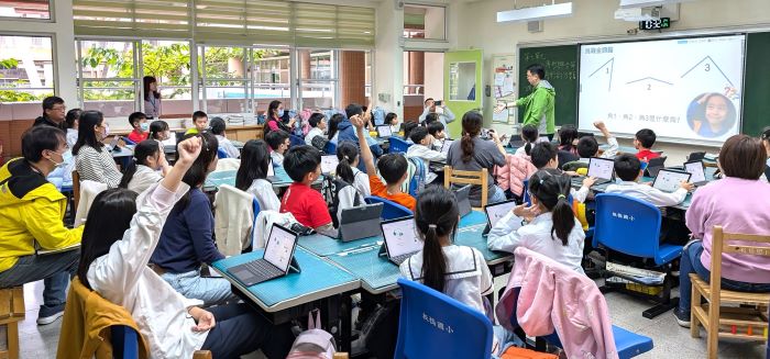 新北「FUN寒假任務」 陪孩子邊玩邊學 14 《圖說》教師引導學生寒假時參加Fun寒假活動。〈教育局提供〉