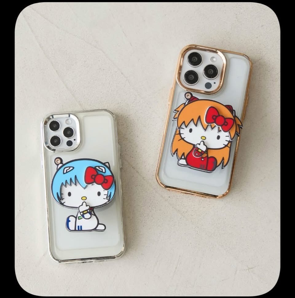 當使徒遇見蝴蝶結 一場跨越次元的溫柔相遇當冷冽神祕的《新世紀福音戰士》遇上永恆純真的 Hello Kitty 當使徒遇見蝴蝶結 一場跨越次元的溫柔相遇當冷冽神祕的《新世紀福音戰士》遇上永恆純真的 Hello Kitty